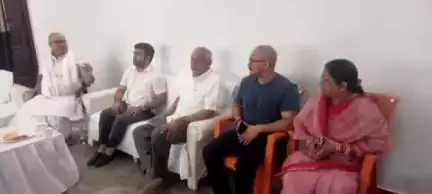 वैशाली: सीतामढ़ी सांसद देवेश चंद्र ठाकुर पहुंचे वैशाली विधानसभा के नगमा गांव, जदयू कार्यकर्ताओं ने किया स्वागत