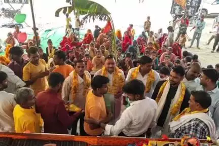 सहावर: ईशेपुर गांव में क्षेत्रीय विधायक हरिओम वर्मा ने फीता काटकर भागवत कथा का किया शुभारम्भ