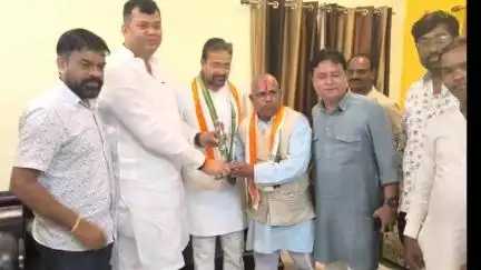 पलारी: विधायक संदीप साहू के प्रतिनिधि पलारी के झड़ीराम कन्नौजे का आज जन्मदिन मनाया गया, विधायक संदीप साहू हुए शामिल