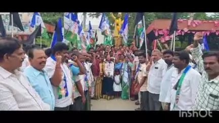 మేము సైతం చెవిరెడ్డి కోసం పాకాలలో  నల్లజెండాలతో నిరసన తెలిపిన వైసీపీ శ్రేణులు