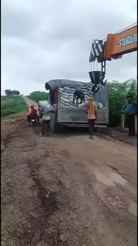 इंद्रगढ़: ढगारिया रोड पर पुलिया के अधूरे निर्माण से मिट्टी में फंसे वाहन, अधूरे निर्माण में फंसा ट्रक, वाहन चालक परेशान