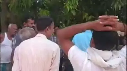 फेनहारा: वीरता गांव में मतदान केंद्र की सुविधा न मिलने पर ग्रामीणों ने किया विरोध प्रदर्शन, पूर्व मंत्री ने दिया आश्वासन