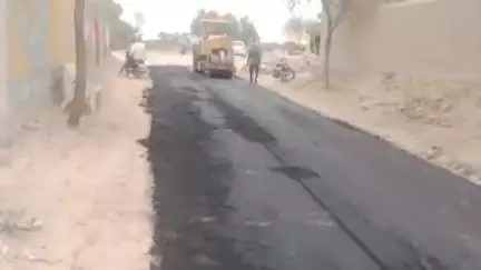 सिद्धमुख: भीमसाना से धोलिया सड़क पुनर्निर्माण कार्य में ग्रामीणों ने घटिया सामग्री लगाने का आरोप लगाया, जताया रोष