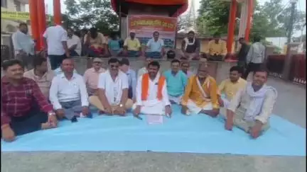ज़मानिया: राज्य कर्मचारी संयुक्त परिषद और कर्मचारी शिक्षक संयुक्त मोर्चा ने सरजू पांडे पार्क में किया सत्याग्रह और भूख हड़ताल
