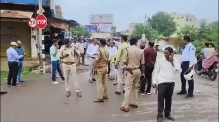 बालोद: दल्ली चौक से पाररास तक हटाए जाएंगे अवैध कब्जे, गुमटी और ठेलों वालों ने किया सामान खाली, मार्किंग का कार्य प्रारंभ
