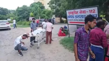 पलवल: जिले के मेघपुर गांव में बिजली का काम करते समय कर्मचारी की मौत, अस्पताल में पुलिस बल मौजूद