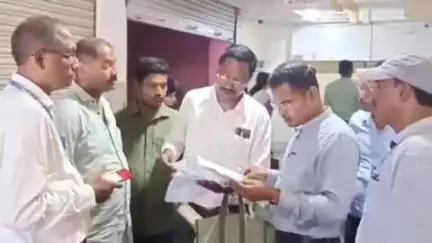 अंबिकापुर: अंबिकापुर में सेंट्रल बैंक ऑफ इंडिया और जिला प्रशासन की संयुक्त कार्रवाई, 3 करोड़ का लोन समय पर न चुकाने पर पड़ा भारी
