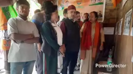 नैनीताल: मल्लीताल रिक्शा स्टैंड में आपातकाल का काला दिवस विषय पर चित्र प्रदर्शनी लगाई गई