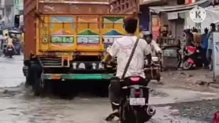 বিষ্ণুপুর ১: টানা বৃষ্টির কারণে জলমগ্ন আমতলার ফকিরপাড়া এলাকার রাস্তা, সমস্যার সম্মুখীন হচ্ছে যানবাহন চালক থেকে এলাকাবাসীরা