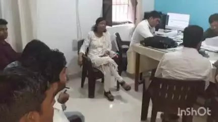 राजापाकर: अंचल कार्यालय राजापाकर में अंचलाधिकारी ने राजस्व अधिकारियों व कर्मचारियों के साथ की बैठक