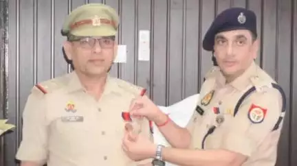 मिलक: एसपी विद्यासागर मिश्र ने थाना शहज़ादनगर में तैनात उप निरीक्षक रजी अहमद के अच्छे कार्यों के लिए किया सम्मानित
