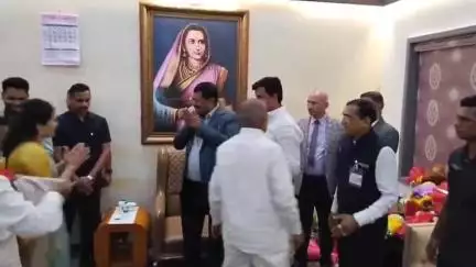 अमरावती: शासकीय विश्रामगृहात सीजेआय भूषण गवई यांचे माजी खा. नवनीत राणा व आ. रवी राणा यांनी केले स्वागत