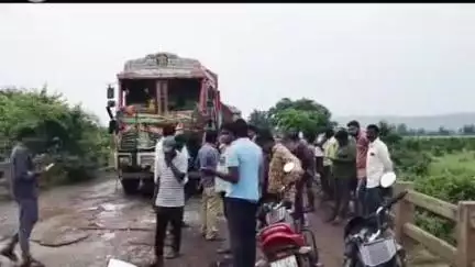 ములుగు: కంకలవాగు బ్రిడ్జి వద్ద ఎదురెదురుగా ఢీకొన్న 2 లారీలు, ఇద్దరు డ్రైవర్లకు గాయాలు