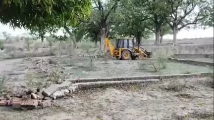प्रयागराज विकास प्राधिकरण ने झूंसी क्षेत्र में 4 स्थानों पर अवैध प्लॉटिंग को किया ध्वस्त