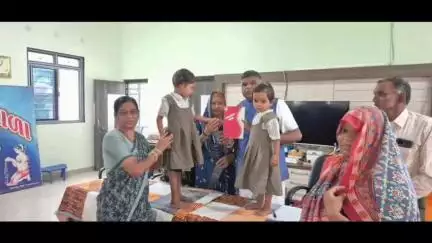 ઝાલોદ: રૂપાખેડા ખાતે MLAને આંગણવાડીના બાળકોના હસ્તે આંગણવાડી પ્રવેશોત્સવની આમંત્રણ પત્રિકા અપાઈ
