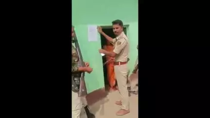 घाट कुसुंभा: बाऊघाट थाना क्षेत्र के बाऊघाट गांव में पुलिस ने फरार वारंटियों के घर पर इश्तेहार चिपकाया