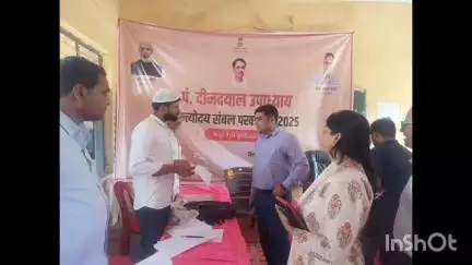 कुम्हेर: संभागीय आयुक्त डॉ टीना सोनी एवं जिला कलेक्टर ने कुम्हेर के पला में दीनदयाल अन्त्योदय संबल पखवाड़ा शिविर का निरीक्षण किया