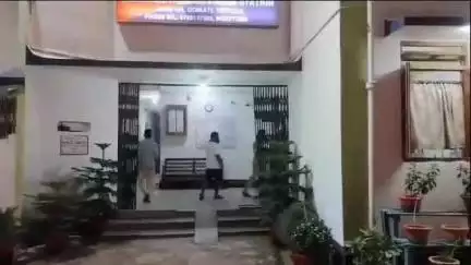 অমরপুর: উদয়পুর রমেশ চৌমুনি এলাকায় গোপাল দত্তের দোকানের স্টাফ কে দেশি মত বিক্রি করার অভিযোগে আর কে পুর পুলিশ আটক করে