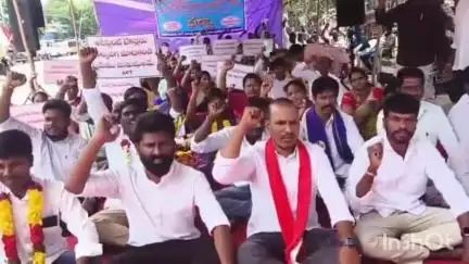 ఖైరతాబాద్: ఇందిరాపార్క్ వద్ద సమస్యలు పరిష్కరించాలంటూ అసిస్టెంట్ టేకర్ల ధర్నా