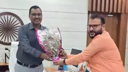 गोपालगंज: समाहरणालय परिसर में अपर समाहर्ता राजस्व श्री राजेश्वरी पांडेय ने किया योगदान, डीएम पवन कुमार सिन्हा ने किया स्वागत