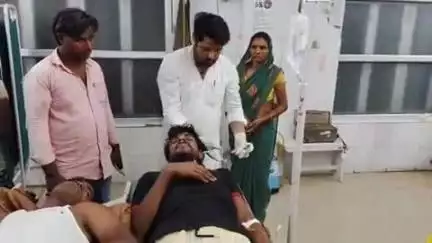 इटावा: बसरेहर इलाके के जैतपुर तोताराम गांव के सामने पेड़ से बाइक टकराने से शटरिंग का काम कर लौट रहा युवक हुआ घायल