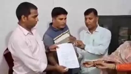 मनकापुर: शिक्षकों को BLO ड्यूटी से मुक्त करने की मांग को लेकर बभनजोत में प्राथमिक शिक्षक संघ ने खंड शिक्षा अधिकारी को दिया ज्ञापन