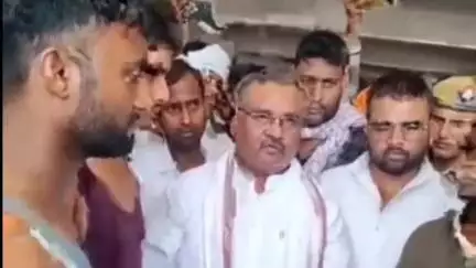 आज़मगढ़: जनवादी पार्टी के कार्यकर्ताओं ने किया प्रदर्शन, डीएम को सौंपा ज्ञापन, पुलिस की कार्यशैली पर उठाए सवाल, जांच की मांग