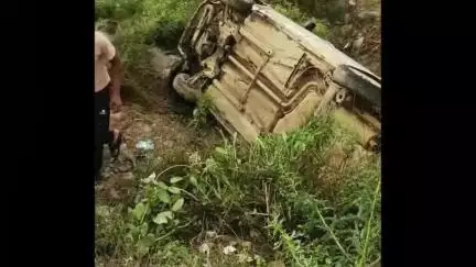 कैलारस: हीरामन बाबा की जात कर पोरसा लौटते समय लहर्रा चौराहे पर नाले में पलटी शिफ्ट, सभी सुरक्षित