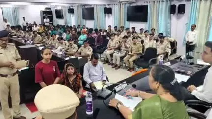 मोतिहारी: समाहरणालय स्थित डॉ राजेंद्र सभागार में राष्ट्रीय महिला आयोग की सदस्य ममता कुमारी ने जनसुनवाई की
