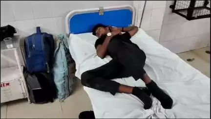 इटावा: इकदिल इलाके के मानिकपुर मोड़ पर बेहोशी की हालत में मिले दो युवकों को जिला अस्पताल में भर्ती कराया गया