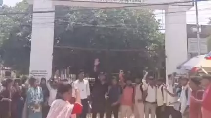 लखीसराय: KSS कॉलेज में प्रोफेसर के तबादले पर छात्रों का हंगामा
