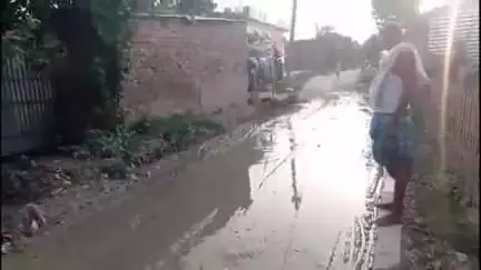 तेतरिया: सेमराहा तरियानी मुख्य पथ पर रोहुआ से मनियार पुर तक सड़क जर्जर और गड्ढों में तब्दील, ग्रामीणों ने जताई नाराजगी