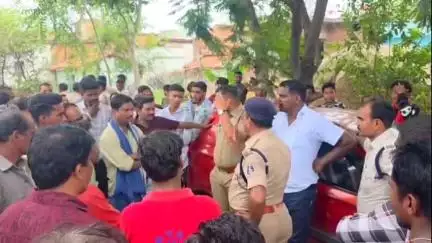 जर्वे गांव में ट्रैक्टर और बाइक की भिड़ंत में बाइक सवार युवक की हुई मौत, डेढ़ घंटे से अधिक चला चक्काजाम