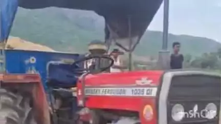 अतरी: पुनाड़ गांव के पास पुलिस ने अवैध बालू से लदा ट्रैक्टर किया जब्त, चालक फरार