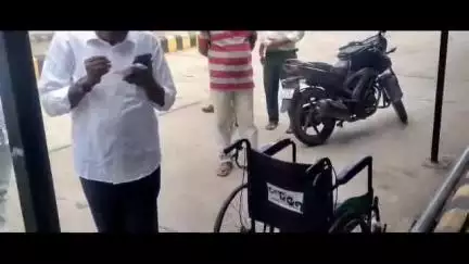 నిజామాబాద్ సౌత్: నగరంలోని ప్రభుత్వ ఆసుపత్రిలో, నడవలేని స్థితిలో ఉన్న పేషంటును రేకుల షెడ్డులోకి తరలించిన ఆసుపత్రి సిబ్బంది