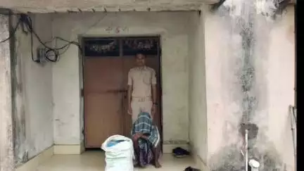 ପରଜଙ୍ଗ: ବଡ଼ଝରା ଗାଁରେ ଅବକାରୀ ବିଭାଗର ଚଢ଼ାଉରେ ଜଣେ ମଦ ବ୍ୟବସାୟୀ ଗିରଫ ସହ ୧୮ ଲିଟର ରୁ ଉର୍ଦ୍ଧ ମହୁଲି ମଦ ଜବତ।