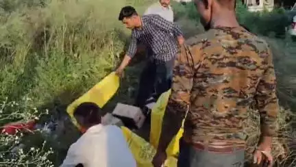 धमदाहा: धमदाहा थाना परिसर में मजिस्ट्रेट की मौजूदगी में विभिन्न थानों में जब्त की गई शराब का किया गया विनिष्टीकरण