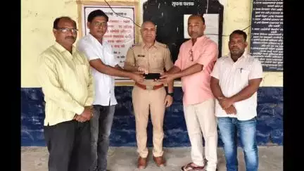 महागाव: येथील किराणा लाईन येथे सापडलेला किमती मोबाईल मूळ मालकाला ठाणेदार मुळे यांच्या उपस्थितीत दिला परत