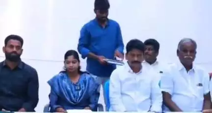 సీఎంఆర్ఎఫ్ చెక్కులు పంపిణీ చేసిన ఎమ్మెల్యే విజయశ్రీ
