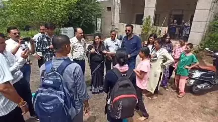 मंदसौर: पांच माह पहले बिछड़ी महिला को मंदसौर की अनामिका जैन समिति ने रेवास देवड़ा रोड स्टेशन पर मिलाया