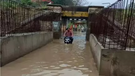 मंदसौर: मैनपुरिया अंडर ब्रिज में लड़की की मौत के बाद जागा प्रशासन, एसडीएम के नेतृत्व में मार्ग पर मुरम डलवाया