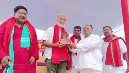 शाहपुर: शाहपुर के पूर्व माले प्रत्याशी सह अधिवक्ता वृंदा नंद सिंह ने दीपंकर भट्टाचार्य को वीर कुंवर सिंह की मोमेंट भेंट की