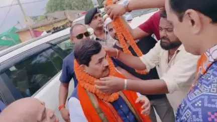 ओबरा: एनएच 139 के चौड़ीकरण को लेकर ओबरा सामुदायिक केंद्र के समीप पूर्व केंद्रीय मंत्री को सौंपा गया ज्ञापन