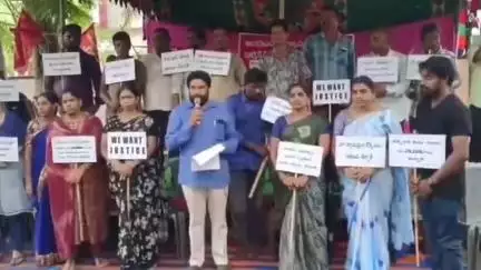 నరసాపురం: రిలే నిరాహార దీక్షలు చేస్తున్నా మున్సిపల్ కార్మికులకు మద్దతు తెలిపిన ఎంబీసీ కార్పొరేషన్ మాజీ చైర్మన్ వీరన్న