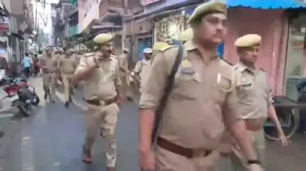झांसी: झांसी कोतवाली पुलिस ने पैदल गश्त की, सुरक्षा व्यवस्था का लिया जायजा, संवेदनशील इलाकों में की गश्त