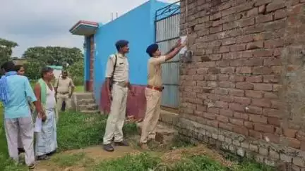 नाथनगर: कुख्यात अपराधी कपिल यादव की तलाश तेज, मधुसूदनपुर पुलिस ने घर पर इश्तिहार चस्पाया