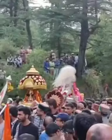 करसोग: कुल्लू क्षेत्र के श्री धामन देवता की सेरी बंगलो यात्रा शुरू, दो देवताओं के मिलन में उठी जयकारों की गूंज