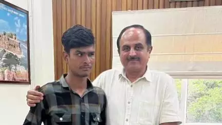 डग: डग निवासी दृष्टिहीन लालचंद प्रजापति को जिला कलेक्टर के हाथों मिला राशन कार्ड