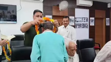 गौरीगंज: गौरीगंज कलेक्ट्रेट सभागार में आपातकाल दिवस के अवसर पर लोकतंत्र सेनानियों व उनके आश्रितों को किया गया सम्मानित
