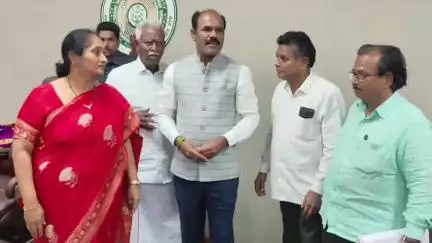 పలమనేరు: రాష్ట్ర మంత్రులను మర్యాదపూర్వకంగా కలిసి కృతజ్ఞతలు తెలిపిన ఆంధ్రప్రదేశ్ సంచార జాతుల సంఘ అధ్యక్షుడు పూసల రవి